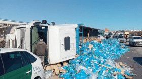 حادث مرور يتسبّب في تدفّق عبوات المياه المعدنية على الطريق في سطيف