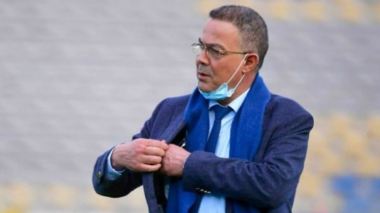 بِالفيديو: لقجع ينطح واجهة زجاجية ويسقط أرضا!