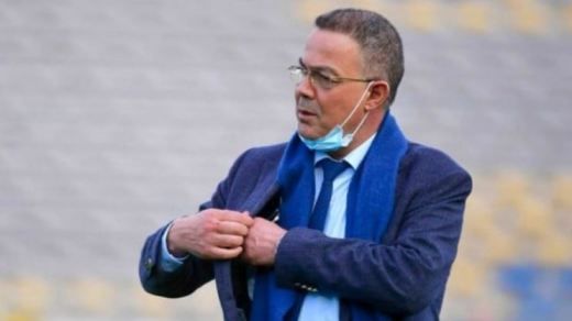 بِالفيديو: لقجع ينطح واجهة زجاجية ويسقط أرضا!