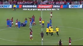 لاعب برازيلي يسقط أرضا بِسبب نوبة صرع