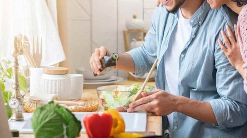 لماذا تصبح الزيجات أكثر سعادة حينما لا تطبخ الزوجات يوميا؟