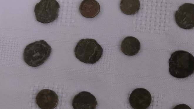 أمن قسنطينة يسترجع 405 قطع نقدية رومانية (فيديو)