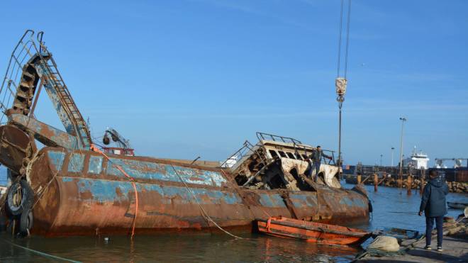 إنهاء خطر ملاحي.. انطلاق إزالة حطام سفينة “السلام” بميناء مستغانم