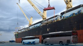 بالصور.. ميناء جن جن يستقبل دفعة جديدة من الحافلات المستوردة