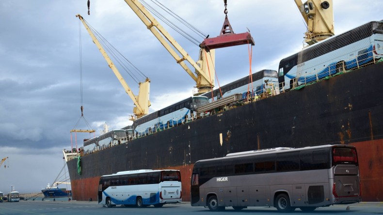 بالصور.. ميناء جن جن يستقبل دفعة جديدة من الحافلات المستوردة