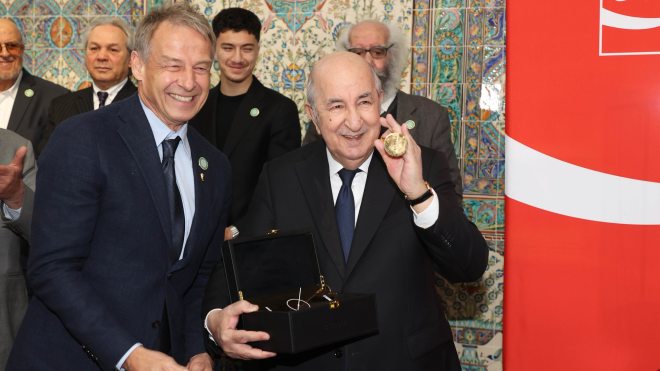 يورغن كلينسمان قائد المنتخب الألماني الأسبق وأبرز هدّافيه التاريخيين، يهدي الرئيس تبون مجسما مصغرا عن كأس العالم