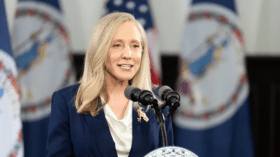 ” يثري نفسه ويخذل الأمريكيين”.. حاكمة فرجينيا تقود هجوما حادا على ترامب