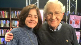 هذا ما قالته زوجة نعوم تشومسكي بشأن علاقتهما “الوثيقة” مع إبستين!