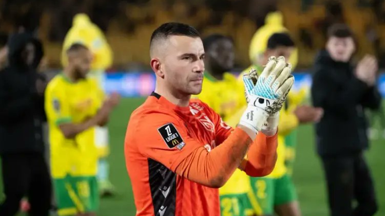 حارس نانت يتحايل ويتظاهر بالإصابة من أجل إفطار زملائه الصائمين