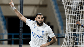 بالفيديو.. بن زيمة يدشن مشواره مع الهلال السعودي بـ”هاتريك”