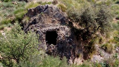 مغارة “أڤريون” بخراطة… حكاية المعبد المسجون في قلب البابور