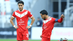 6 جزائريين ضمن التشكيلة المثالية لدور المجموعات من كأس الكاف