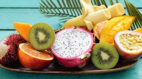 الفواكه الاستوائيّة تغزو موائد العائلات في رمضان