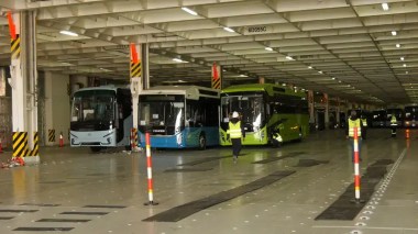 Début de la réception et de la distribution dans les grandes villes des 10000 bus importés