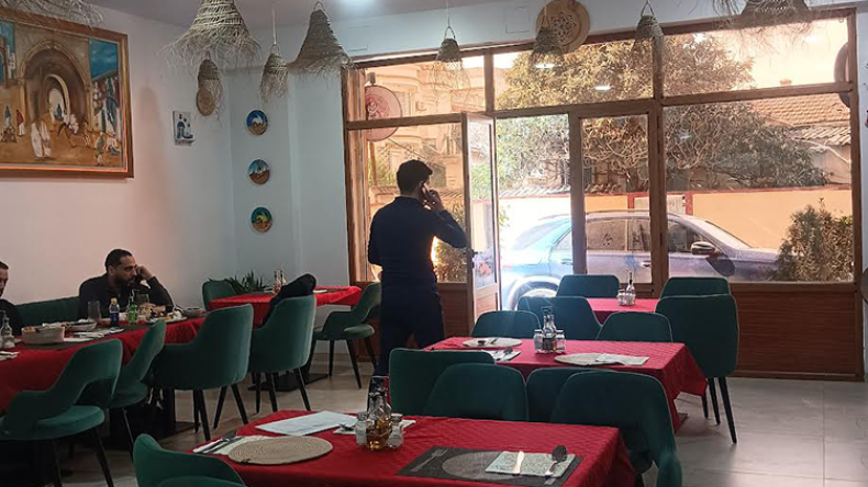 سحْر النكهات العربيّة يجذب صائمين إلى مطاعم فاخرة بالجزائر