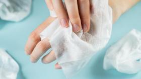 لماذا يجب عليك تجنب استخدام المناديل المبللة؟!