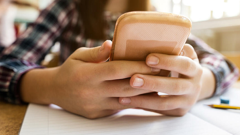 “حجز نهائي” لهواتف التلاميذ… ولا استرجاع قبل نهاية الموسم