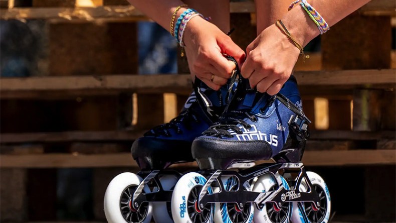 مراهقون يتحدون الموت في الطرقات لممارسة هواياتهم !