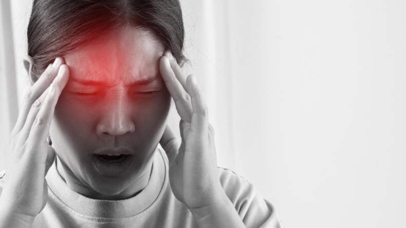 لماذا تُصاب النساء بالصداع النصفي أكثر من الرجال؟