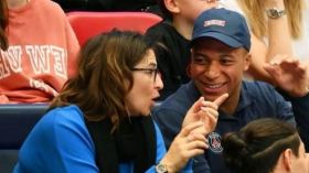 كم يدفع مبابي لِوالدته نظير إدارة أعماله؟