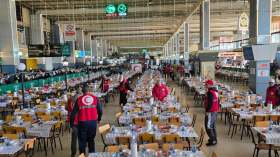 1200 وجبة يوميًا بمحطة خروبة.. الهلال الأحمر يفتتح أكبر مطعم للإفطار