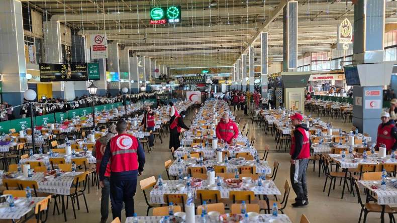 1200 وجبة يوميًا بمحطة خروبة.. الهلال الأحمر يفتتح أكبر مطعم للإفطار