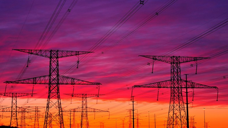 سونلغاز تطلق مخططًا استباقيًا لصيانة 1607 كلم من شبكة الكهرباء بالمنيعة