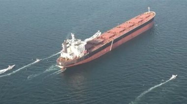 طهران تُلوح بالسيطرة على مضيق هرمز أو إغلاقه بالكامل