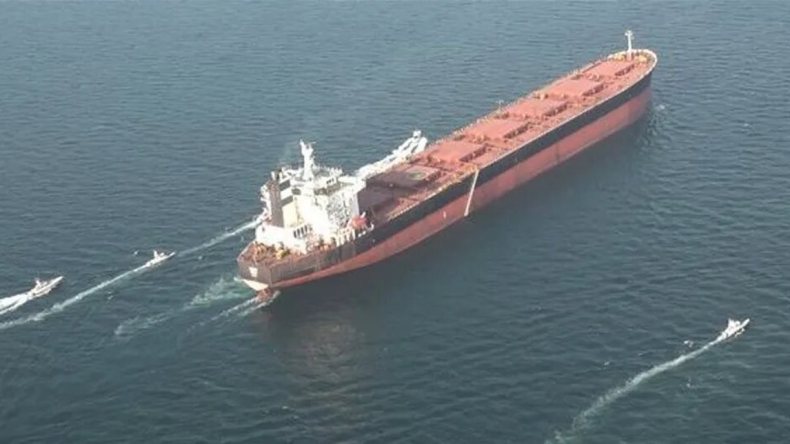 طهران تُلوح بالسيطرة على مضيق هرمز أو إغلاقه بالكامل