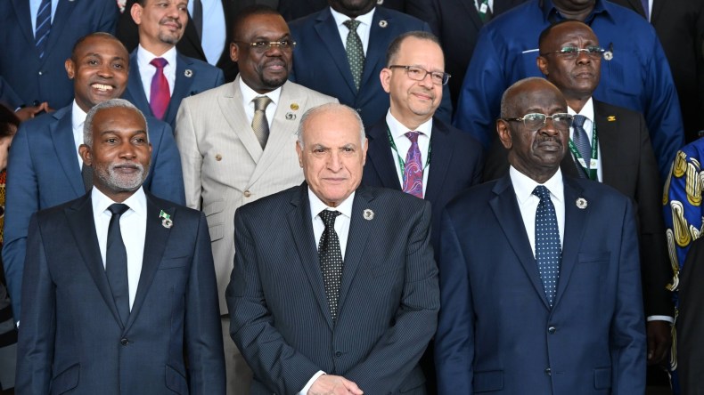 من أديس أبابا.. عطاف يحذر من تهميش إفريقيا ويدعو إلى توحيد الصفوف