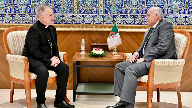 عطاف يستقبل سفير حاضرة الفاتيكان