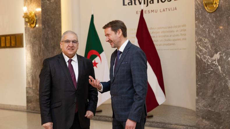 الجزائر تبحث تقاسم تجربتها بمجلس الأمن مع لاتيفيا