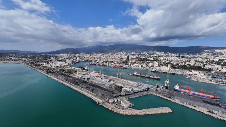 تقدم أعمال الرصيف المنجمي بميناء عنابة ضمن مشروع الفوسفات المدمج