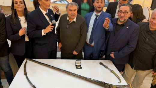 فرنسا: شراء أسلحة للأمير عبد القادر لإعادتها إلى الجزائر