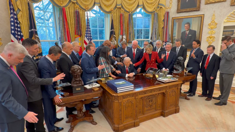 رجال دين في البيت الأبيض للدعاء لترامب (فيديو)