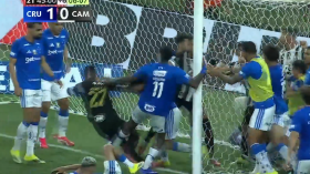 بالفيديو.. قمة برازيلية تتحول إلى ساحة حرب وتشهد 23 حالة طرد!