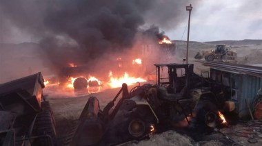 انهيار مبنى في “ديمونا” جراء ضربة مباشرة بصاروخ إيراني (فيديو)