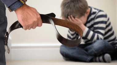 عقوق الآباء للأبناء.. حاميها حراميها 