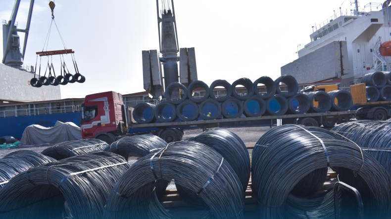 ميناء جن جن يشهد نشاطًا غير مسبوق في شحن الصلب