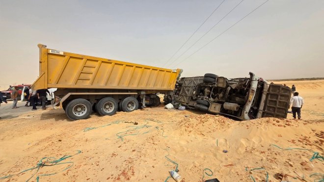 وفاة 5 أشخاص بعد اصطدام شاحنة بحافلة لنقل المسافرين في توقرت