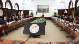 تحديد الدوائر الانتخابية وعدد المقاعد في البرلمان على طاولة مجلس الوزراء