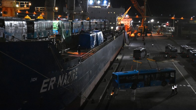 ميناء جن جن يستقبل 420 وحدة جديدة من الحافلات المستوردة