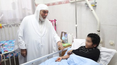 عميد جامع الجزائر يزور أطفال مصلحتي علاج الأورام وتصفية الدم (صور)