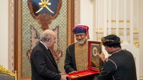 الرئيس تبون يتلقى تهاني العيد من سلطان عُمان