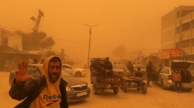 عاصفة رملية قوية تفاقم معاناة النازحين في غزة