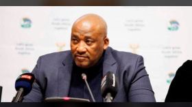 بِالفيديو: وزير إفريقي ينزع أوراق التوت التي يتستّر بها لقجع