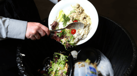 فوائض الموائد الرمضانية تنتهي في حاويات النفايات