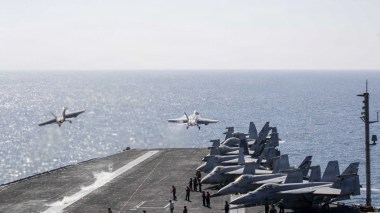 إيران تستهدف حاملة الطائرات “لينكولن” بصواريخ كروز بر-بحر