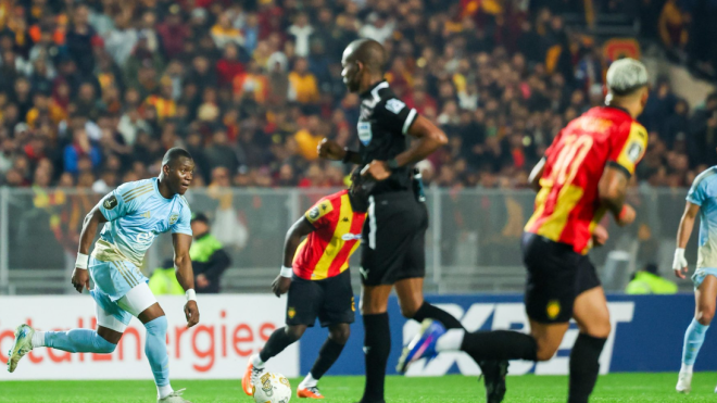 تصرف غريب من السنغالي عيسى سي بعد نهاية مباراة الترجي والأهلي( فيديو)