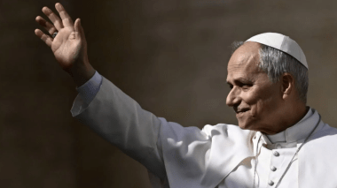 البابا ليو الرابع عشر يهاجم “قادة الحروب” بلهجة غير معتادة